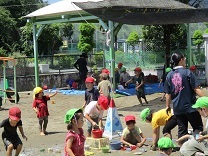 泥んこ遊びを楽しむ子どもん写真