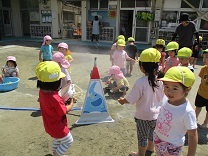 ミストの周りで遊ぶ子どもの写真