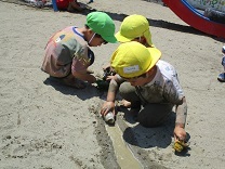 水路を作る子どもの写真