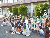 小学校に避難した子どもの写真