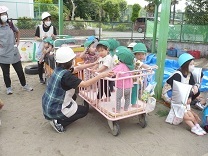 安全帽をかぶった1歳児の写真