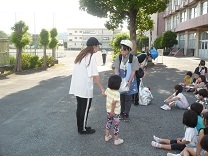 引き渡しの様子の写真