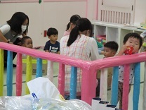 順番待ちの子どもの写真