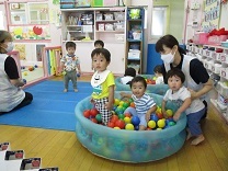 満員のボールプールの写真