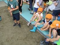 長靴を履いてウキウキの様子の5歳児の写真