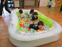 写真：アスレチックボールプール1