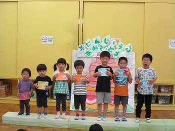 写真：誕生会集合写真