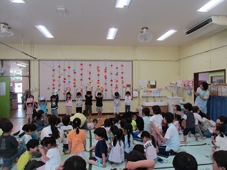 写真：5月生まれの園児たちが誕生カードを持って並んでいるところ