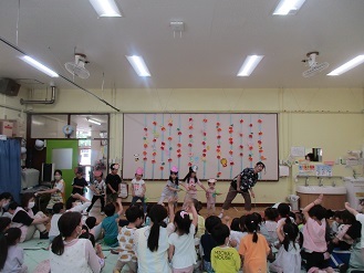 写真：おおきなかぶのお話で、園児がかぶを引っ張っているところ