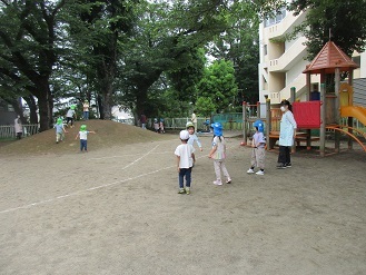 写真：保育園と幼稚園の5歳児が園庭で走っている様子