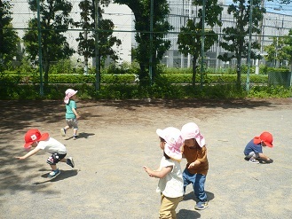 写真：1,2歳児が児童館前の広場で遊んでいる様子