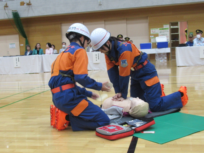 女性消防団員による救護活動披露の写真