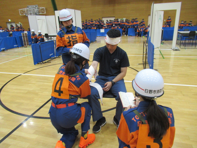 女性消防団員による救護活動披露の写真