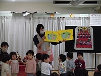 写真:1歳児のひな人形製作