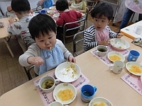 写真:1歳児の会食の様子