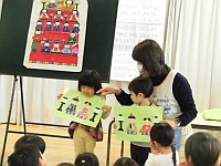 写真:2歳児のひな人形製作