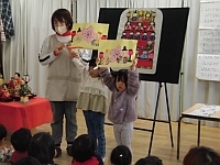 写真:4歳児のひな人形製作