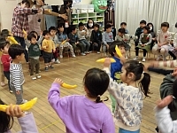 写真:バナナ体操をする様子