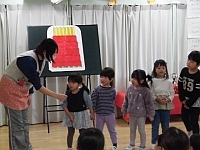 写真:誕生児へのインタビューの様子