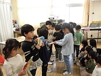 写真:カードのプレゼントの様子