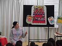 写真:先生の出し物の様子