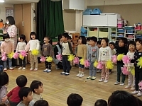 写真:3歳児の出し物の様子