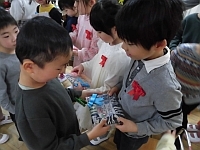 写真:卒園プレゼントを渡している様子
