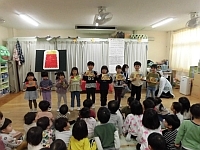 写真:カードを持っているところ