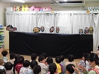 写真:先生の出し物の様子