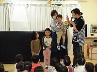 写真:誕生児の紹介の様子