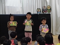 写真:カードのプレゼントの様子