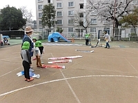 写真:こいのぼりをあげる様子