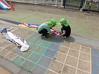 写真:こいのぼりにひもをつけている様子