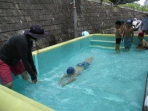 写真：プール5歳2
