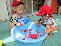 写真：1歳水遊び