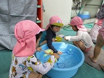写真：2歳水遊び1