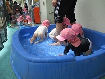 写真：2歳水遊び2