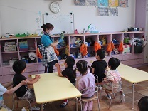 写真：トウモロコシの皮むき1