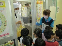 写真：トウモロコシの皮むき7