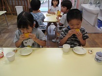 写真：トウモロコシの皮むき8