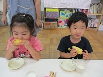 写真：トウモロコシの皮むき9