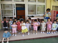 盆おどりを踊る2歳児の写真