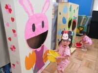 的あてをする2歳児の写真