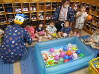 ヨーヨーを見ている1歳児の写真