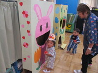 的あてをする0歳児の写真