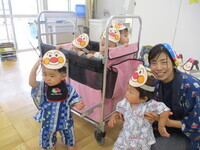 お面をもらった0歳児の写真