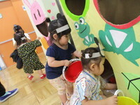 1歳児が的あての中を覗いている様子の写真