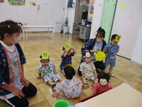 的あてをする1歳児の写真