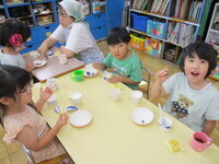 おやつでブルーベリーを食べている様子の写真