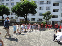 盆踊りを踊っている様子の写真